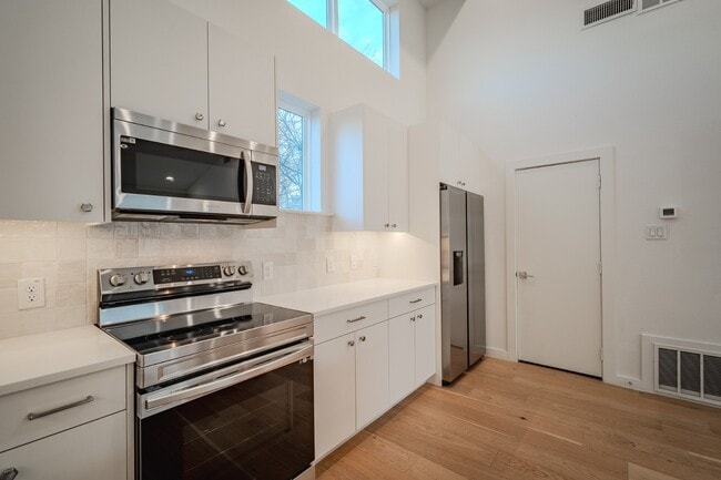 Building Photo - Newer 2 Bed Townhome Walkable to Lakewood and Lower Greenville!  Available August 1st!