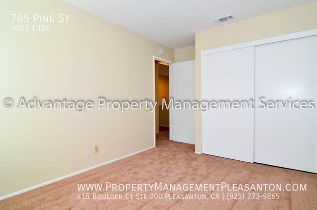 Building Photo - 3 Bed / 1.5 Bath 1,200 sq ft Townhouse nea...