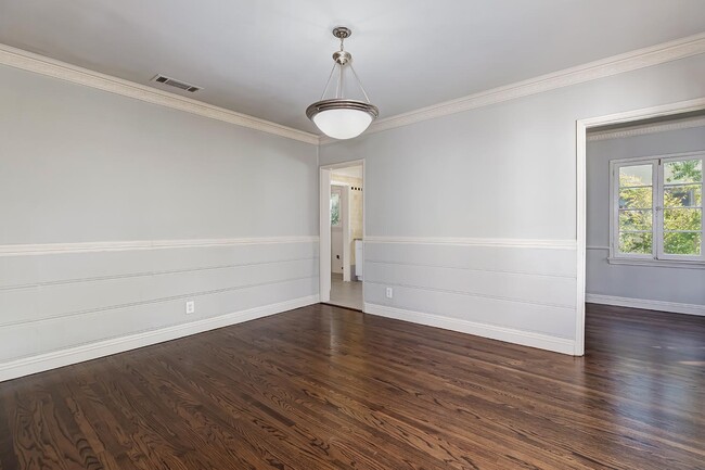 Building Photo - 356 N Doheny Dr