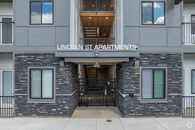 Entrada - Lincoln Street Apartments