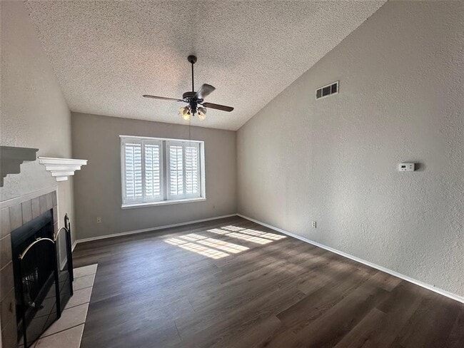 Foto del edificio - 1411 Gracy Farms Ln