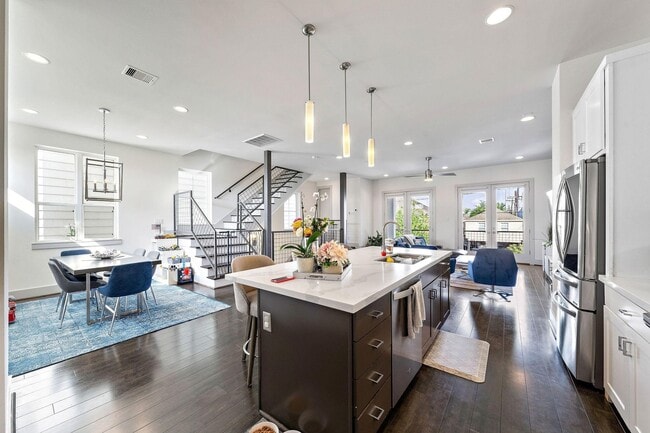 Building Photo - 4621 Chartres St