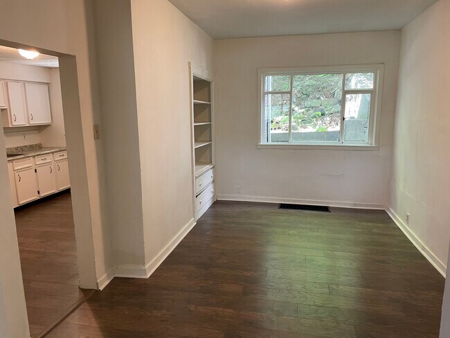 Building Photo - 807 Davis Ave
