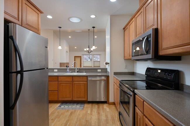 Building Photo - 3 Bedroom, 2 Bath Condo