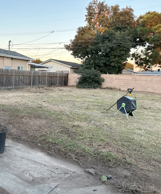 Large backyard - 13092 La Pata St