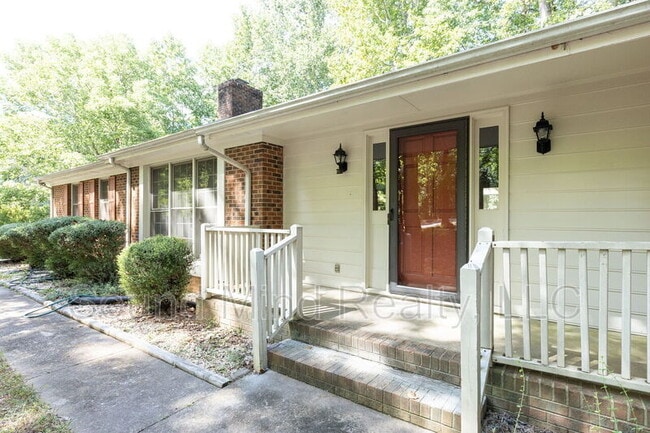 Building Photo - 2046 Englewood Dr