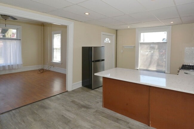 Building Photo - Spacious 1bed/1bath on main floor of with ...