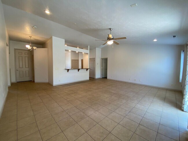 Building Photo - SPACIOUS HOME FOR RENT!