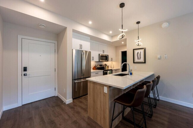 Building Photo - 901-907 7 St N