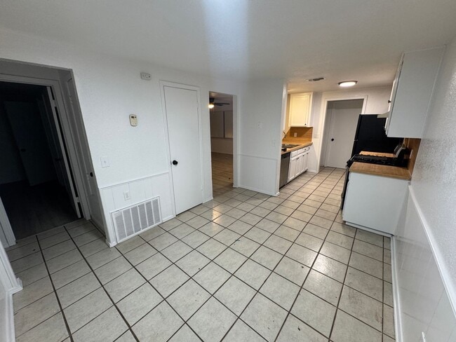 Foto del edificio - 11365 Walters Ave