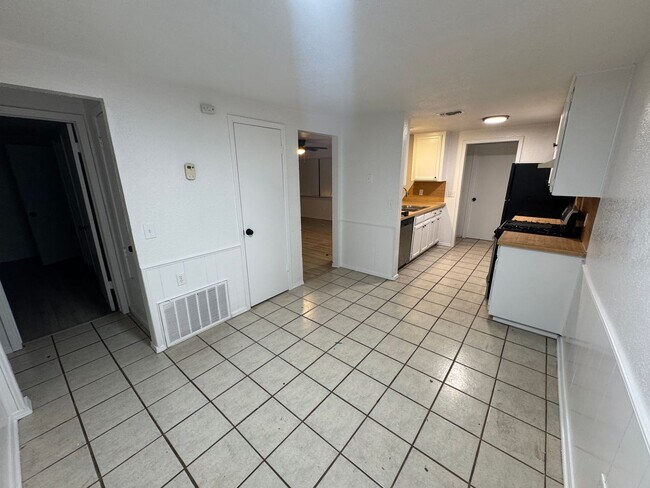 Building Photo - 11365 Walters Ave