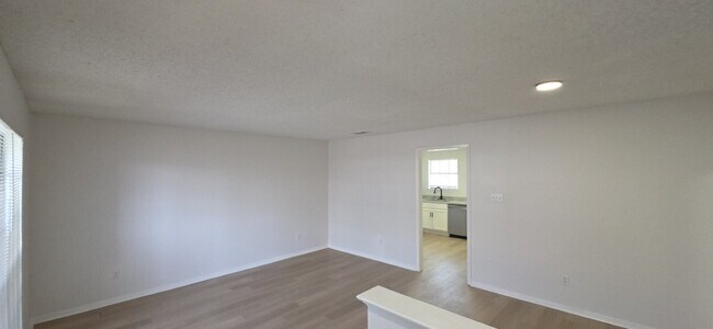 Building Photo - Beautifully remodeled first-floor condo with 2 bed & 2 bath