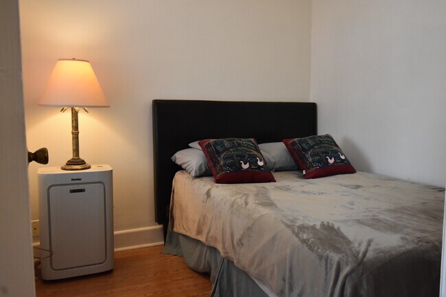 Unidad 1 Tamaño de medio dormitorio o espacio de oficina - 2279 N Clybourn Ave