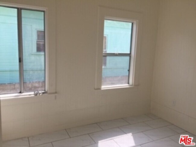 Foto del edificio - 1361 E 23rd St