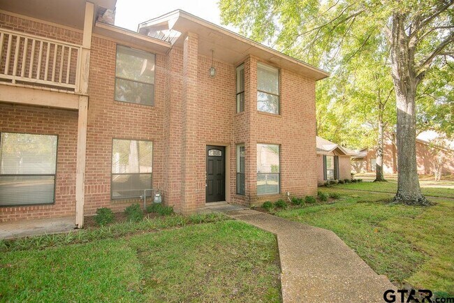 Foto del edificio - 5903 Hollytree Dr
