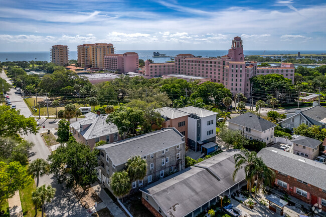 Apartamentos Vinoy Courtyard cerca de la bahía de Tampa - The Vinoy Courtyard Apartments