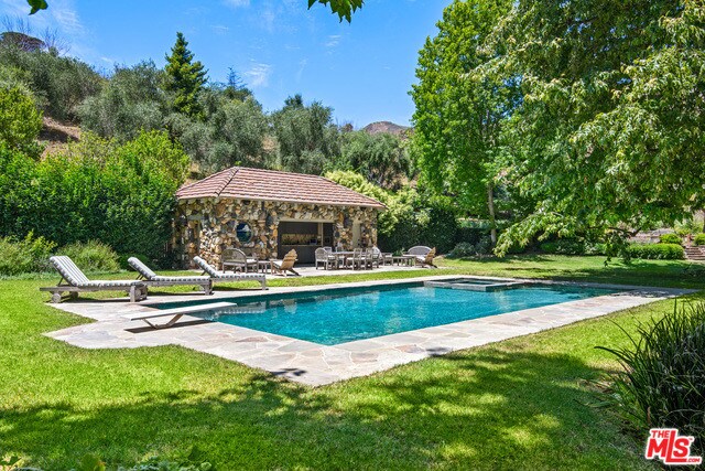 Foto del edificio - 5721 Bonsall Dr