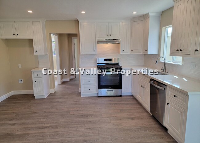 Building Photo - FOR RENT: 2BD/1BA HOUSE