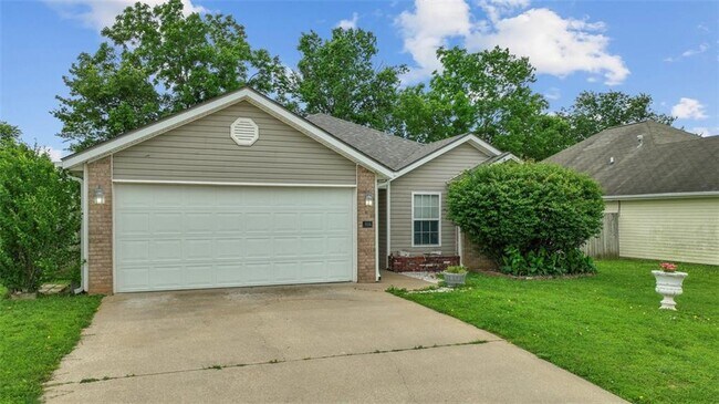 Building Photo - 905 SW Arrowhead Dr