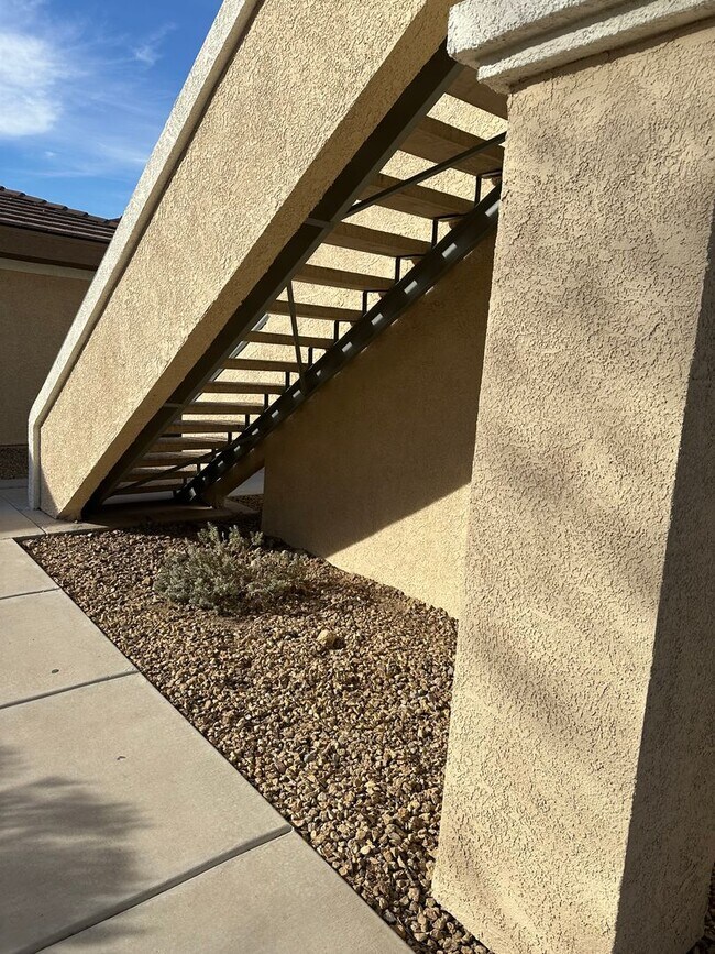 Building Photo - Beautifully updated