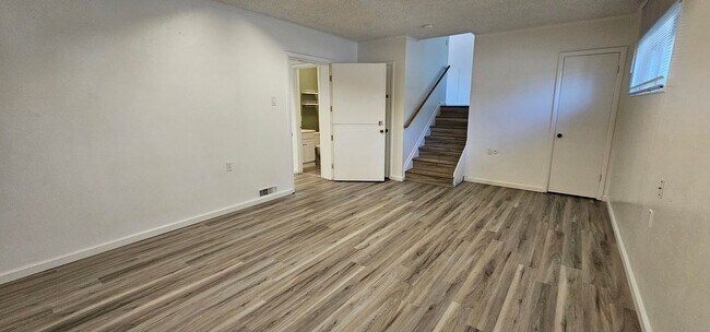 Foto del edificio - For Rent 3 bed 3 bath Plus 4th room or Off...