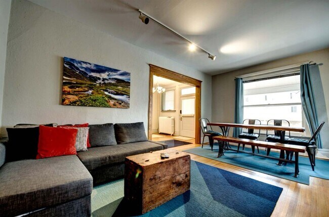 Foto del edificio - Beautiful two story unit with Victorian charm