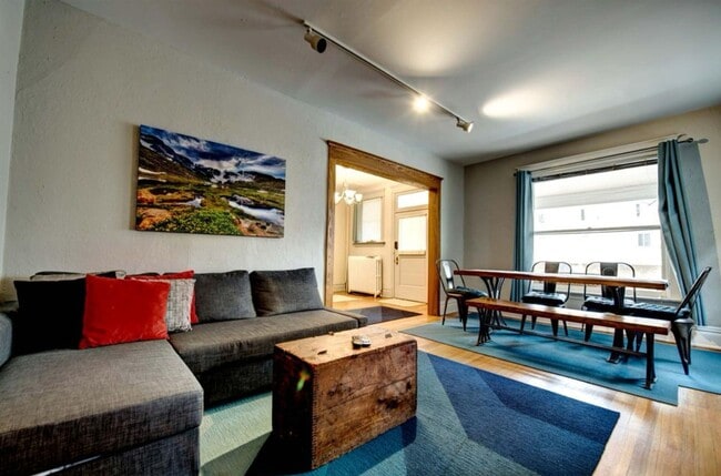 Building Photo - Beautiful two story unit with Victorian charm
