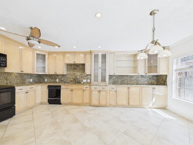 Building Photo - 2824 Briarhurst Dr