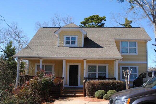 Building Photo - 590 S Poplar St