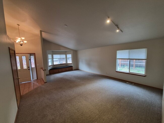 Building Photo - 3BR/2BA NE Bend Home