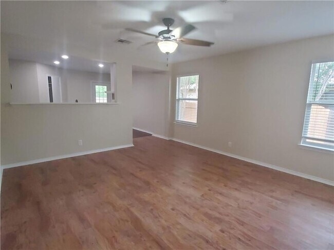 Foto del edificio - 551 New Country Rd