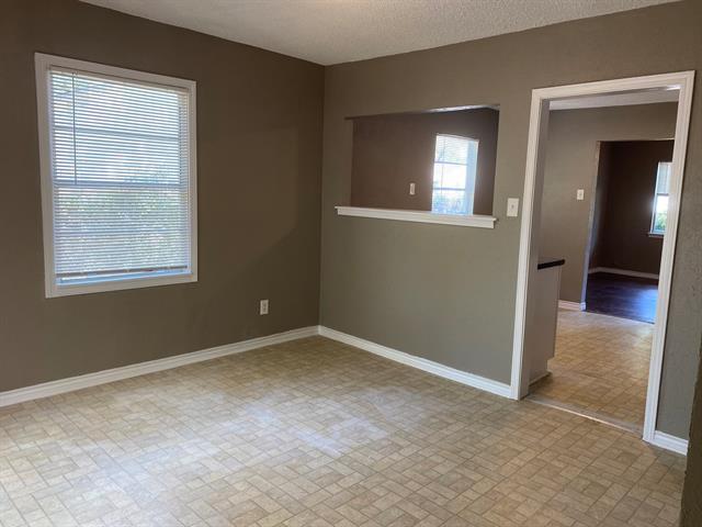 Building Photo - 742 Oak Dr