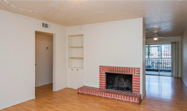 Building Photo - Sun-Drenched 2BR Oasis | Prime Central Tucson Location