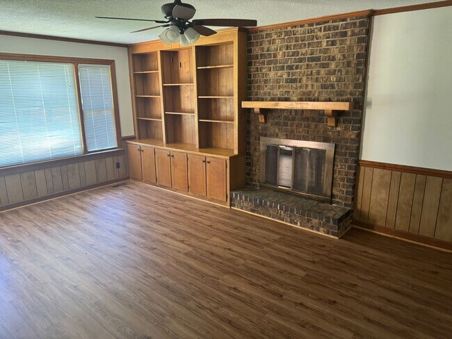 Foto del edificio - Spacious Rooms, Deck and Detached Garage /...