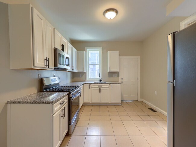 Foto del edificio - Newly Renovated 4 Bedroom Home with Parkin...