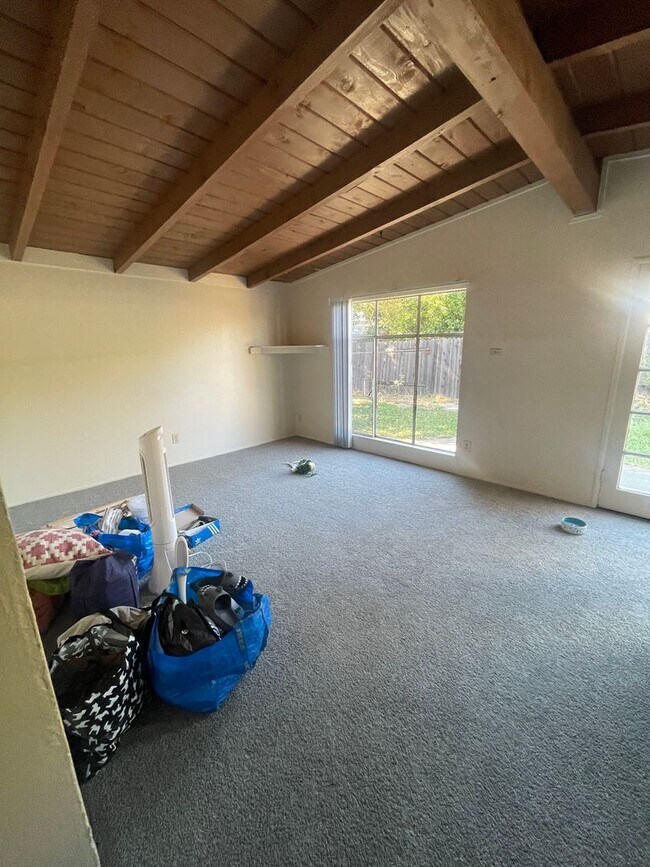 Foto del edificio - Charming 3-Bedroom in Quiet Cul-de-sac-$30...