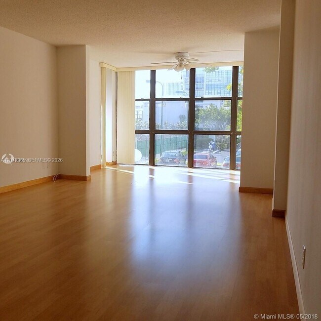 Building Photo - 1000 Parkview Dr