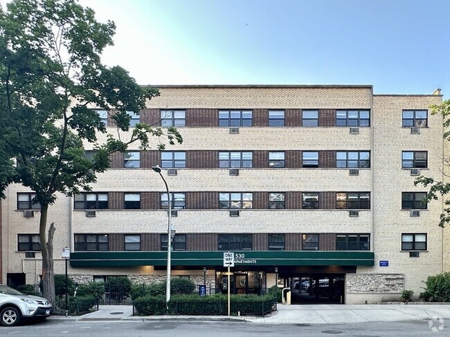 Building Photo - 533 W Surf St