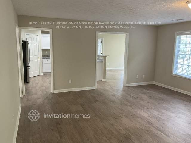 Foto del edificio - 6658 Point of Woods Dr