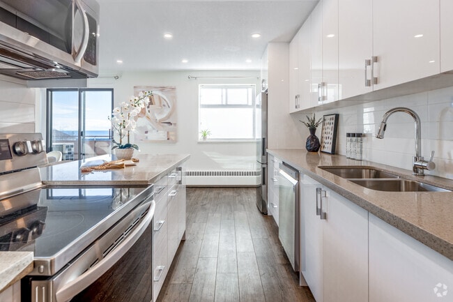 2BR, 1BA - 1,050SF - Kitchen - Marine Square East