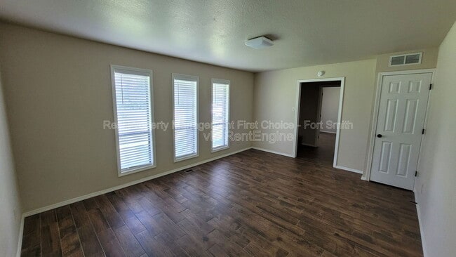 Building Photo - 9200 Rogers Ave