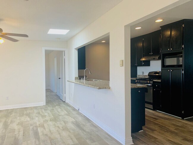 Foto del edificio - BEAUTIFUL 4 BEDROOM, 2 BATH SINGLE STORY HOME