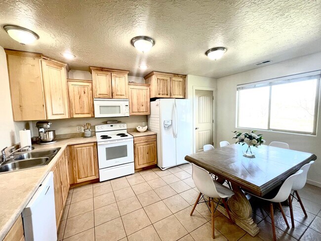 Building Photo - 88 W 700 N