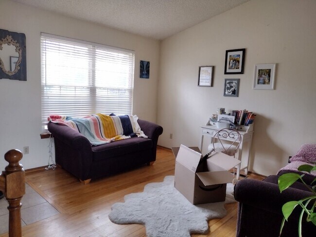Foto del edificio - 4BR 2BA Home on 6015 sq ft Lot Adjacent to Open Space