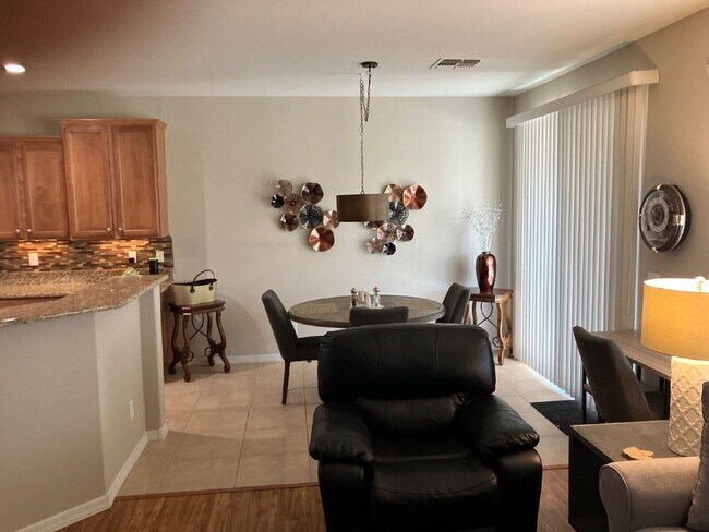 Building Photo - Charming, fully furnished, single-story re...