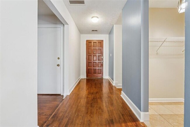 Foto del edificio - 5045 Carole Pl SW