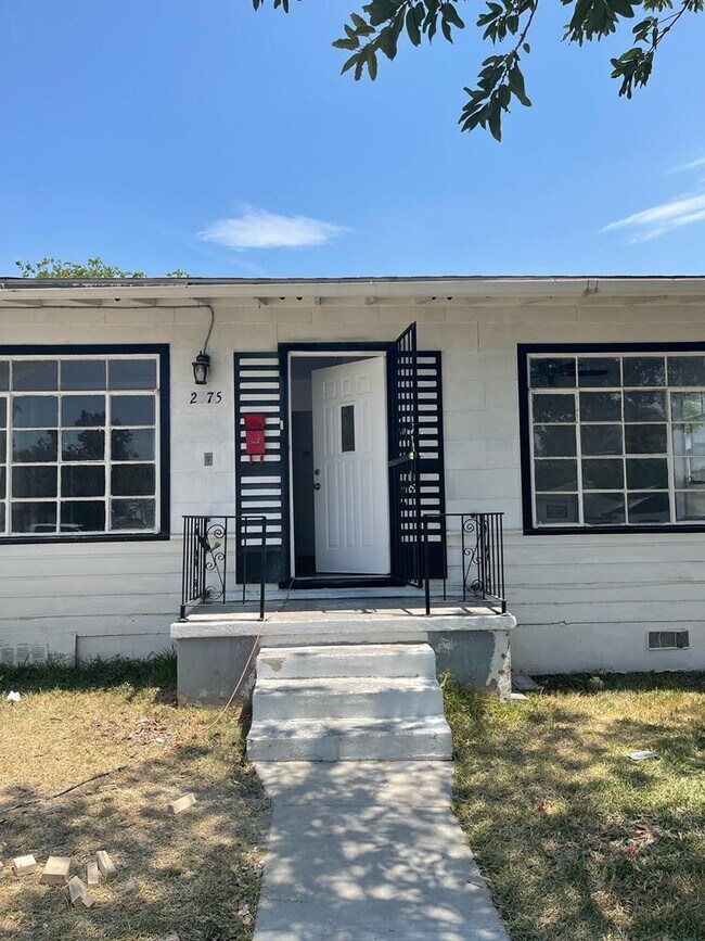 Foto del edificio - 2375 Burnet St