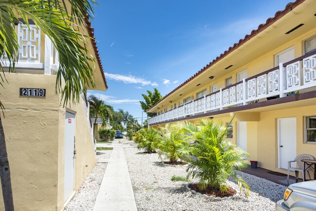 Building Photo - 2121 Davie Blvd