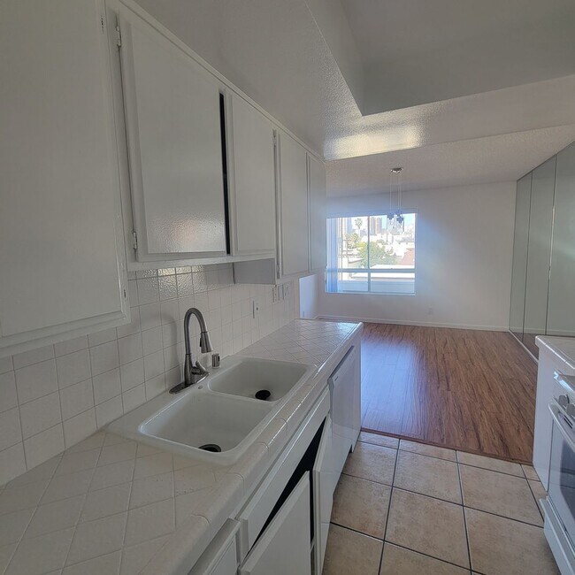 Foto del edificio - 2 BEDROOM CONDO UNIT IN THE WEST LA AREA 646 481 4404