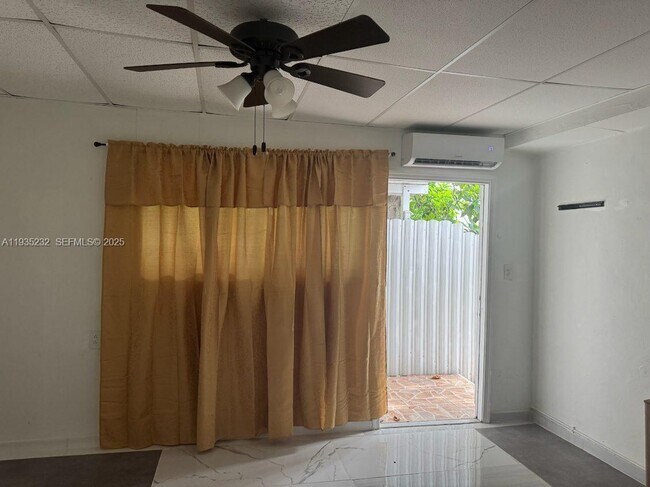 Foto del edificio - 861 W 32nd St